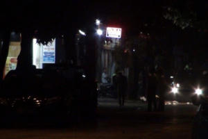 Live: Xuyên đêm vây bắt đối tượng ôm "hàng nóng" cố thủ trong nhà