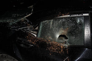 Cần cẩu đứt cáp, máy phát điện rơi đè bẹp xế hộp