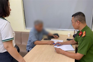 Cụ ông suýt mất 500 triệu đồng sau cuộc gọi của đối tượng giả danh Công an Cụ ông suýt mất 500 triệu đồng sau cuộc gọi của đối tượng giả danh Công an