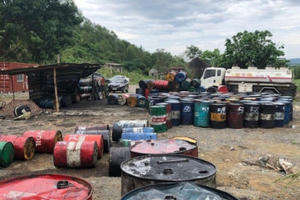 Phát hiện cơ sở tái chế dầu nhớt thải trái phép quy mô lớn tại Nghệ An