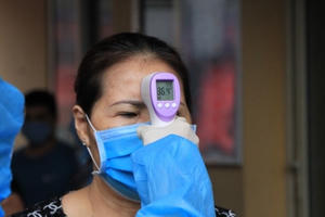 Hà Nội: Gần 300 người xét nghiệm nhanh Covid-19 tại chợ Long Biên