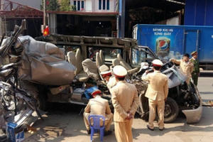 Sơn La: Va chạm kinh hoàng giữa xe du lịch và xe tải, 14 người thương vong