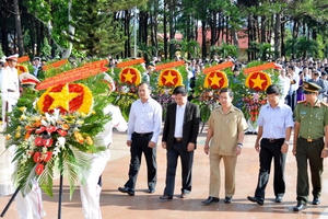 Dâng hương nghĩa trang Liệt sỹ tỉnh Đắk Lắk nhân kỷ niệm 69 năm ngày Thương binh Liệt sỹ