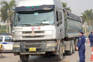 Xử phạt 35 trường hợp xe quá tải qua cầu Thăng Long