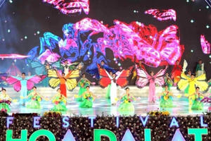 Hơn 5.000 lượt du khách đến 'xứ ngàn hoa'