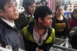 Nghệ An: Khởi tố nam sinh "táo tợn" dùng dùi cui đi cướp ngân hàng