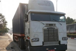 Hai xe container gắn biển đỏ giả tung hoành trên quốc lộ