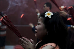 Người dân châu Á tấp nập đi lễ chùa nhân dịp đầu xuân năm mới