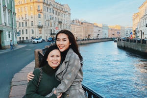 Tường Linh sành điệu cùng mẹ khám phá xứ Bạch dương