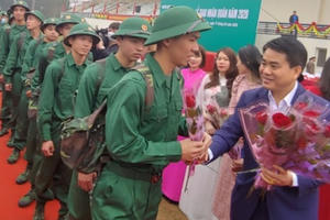Chủ tịch UBND TP Hà Nội Nguyễn Đức Chung động viên các tân binh lên đường nhập ngũ