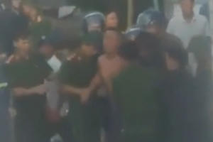 Nghệ An: Mắc bệnh tâm thần, nam thanh niên ôm bình gas cố thủ nhiều giờ