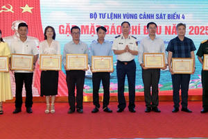 Phóng viên Báo Pháp luật Việt Nam nhận Bằng khen của Chính ủy Cảnh sát biển Việt Nam Phóng viên Báo Pháp luật Việt Nam nhận Bằng khen của Chính ủy Cảnh sát biển Việt Nam