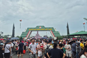 Trước ngày diễu binh, diễu hành, Trung tâm triển lãm Quốc gia ken đặc người đến tham quan