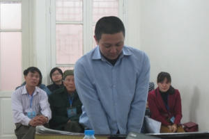 Mâu thuẫn, nghịch tử dùng dao chém chết bố đẻ