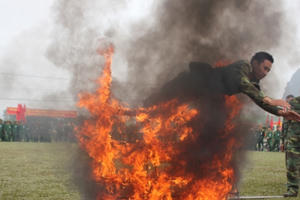 Xem trinh sát vượt vòng lửa phô diễn võ thuật