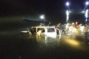 Xe 7 chỗ lao xuống sông sau tai nạn trên cầu treo, 5 người tử vong