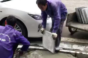 Vỉa hè Hà Nội: Chuyển từ “đá bền trăm năm” sang gạch giả đá, tiết kiệm tiền tỷ Vỉa hè Hà Nội: Chuyển từ “đá bền trăm năm” sang gạch giả đá, tiết kiệm tiền tỷ