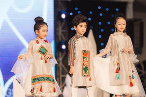 100 mẫu nhí tự tin sải bước trên sàn catwalk