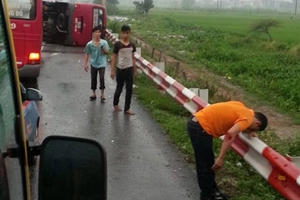 Hà Nội: Lật xe khách trên cao tốc Pháp Vân - Cầu Giẽ, 11 người thương vong