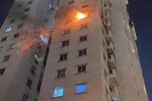 Kịp thời khống chế đám cháy tại căn hộ tầng 9 khu đô thị Nam Thăng Long