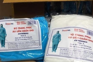 Qúa hám tiền, lập đường dây buôn bán trang phục phòng dịch giả