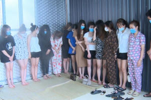 Thanh Hóa: bắt 22 thanh niên nam nữ bay lắc ma túy trong quán karaoke