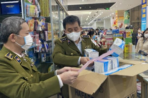 Hà Nội: Xử phạt nhiều cửa hàng "thổi giá" khẩu trang, găm hàng trục lợi