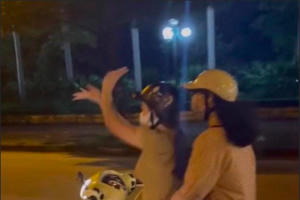 Chân dung cô gái buông 2 tay rồi múa quạt khi lái xe máy bị xử phạt 8,8 triệu đồng