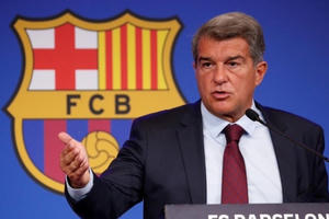 Không giữ được Messi, Chủ tịch Barcelona bị chỉ trích thậm tệ