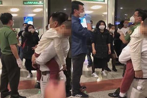 Người Việt từ vùng dịch về náo loạn sân bay: Ngượng thay!