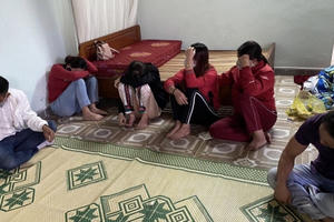Bắt "ổ nhóm" nam nữ đang tụ tập đánh bài ăn tiền ở Quảng Bình