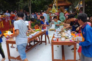 Cúng cô hồn ở Sài Gòn - đừng để tục lệ đẹp trở thành xấu xí