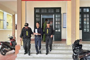 Bắt Phó Giám đốc công ty đổ chất thải ra môi trường