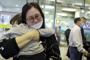 Thêm 300 người Việt ở Ukraine về tới Hà Nội