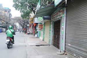 Loa phường nhắc nhở, hàng quán ở Hà Nội lắp vách ngăn, bán mang về