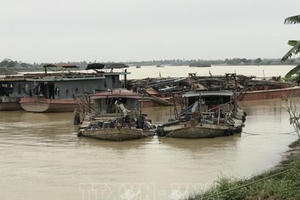 Hải Dương: Khai thác cát trái phép, một cá nhân vừa bị phạt tiền lại phải đổ cát về nơi "ăn cắp"