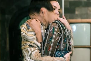 Bị Phạm Hương dồn đến chân tường, Lan Khuê ôm Hà Hồ khóc nấc