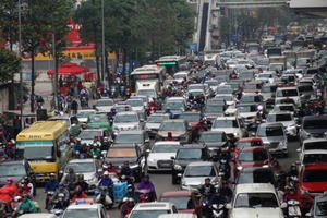 Giao thông Hà Nội tê liệt trong ngày 27 Tết