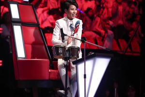 Sau màn hát dân ca Vũ Cát Tường vừa đánh trống vừa "bắn rap" trên ghế nóng để tranh giành thí sinh