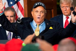 Trump trút giận lên Giuliani, cắt luôn khoản lương gần 500 triệu/ngày