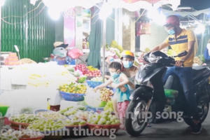 Chợ đông đúc ở TP.HCM sau lệnh dừng cách ly