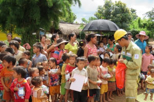 Chi đoàn Truyền tải điện Đắk Lắk trao quà quyên góp ủng hộ cho học sinh