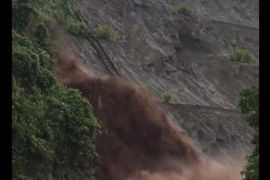 Hòa Bình: Lũ ống đổ xuống đường như xả đập thủy điện, người dân liều mình băng qua Hòa Bình: Lũ ống đổ xuống đường như xả đập thủy điện, người dân liều mình băng qua