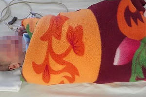 Nghệ An: Phát hiện bé trai sơ sinh 1 ngày tuổi ven đường