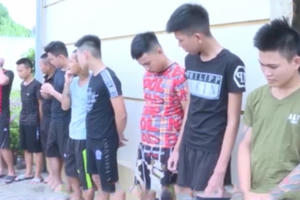 Bạn gái bị trêu ghẹo, nhóm thanh niên mang hung khí đánh người
