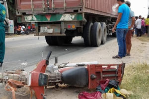 Người phụ nữ khóc ngất khi chồng và con bị xe container cán thương vong