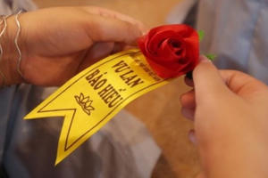 Mùa Vu Lan: Cài hoa hồng đỏ trên áo để nhớ mình còn là người hạnh phúc