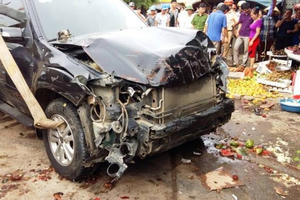 Tin tai nạn giao thông: Xe biển xanh lao vào chợ, 1 người chết, 3 người bị thương
