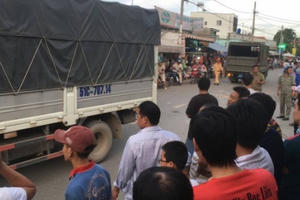 Thương tâm bé trai 2 tuổi bị xe tải đâm tử vong ở nơi lòng đường bị lấn chiếm để bán hàng rong