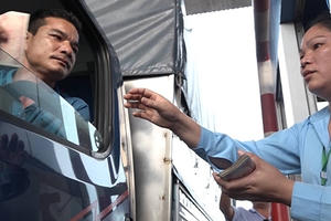 Vụ lái xe bị “triệu tập” vì trả phí BOT bằng tiền lẻ dưới góc nhìn pháp lý